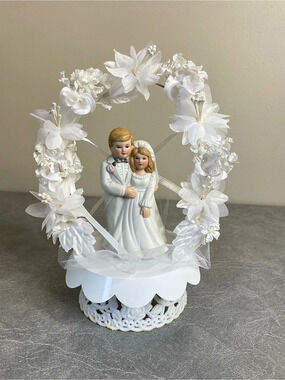 Vintage 1989 Martha's Porcelain Bride & Groom Flower Arch Wedding Cake Topper